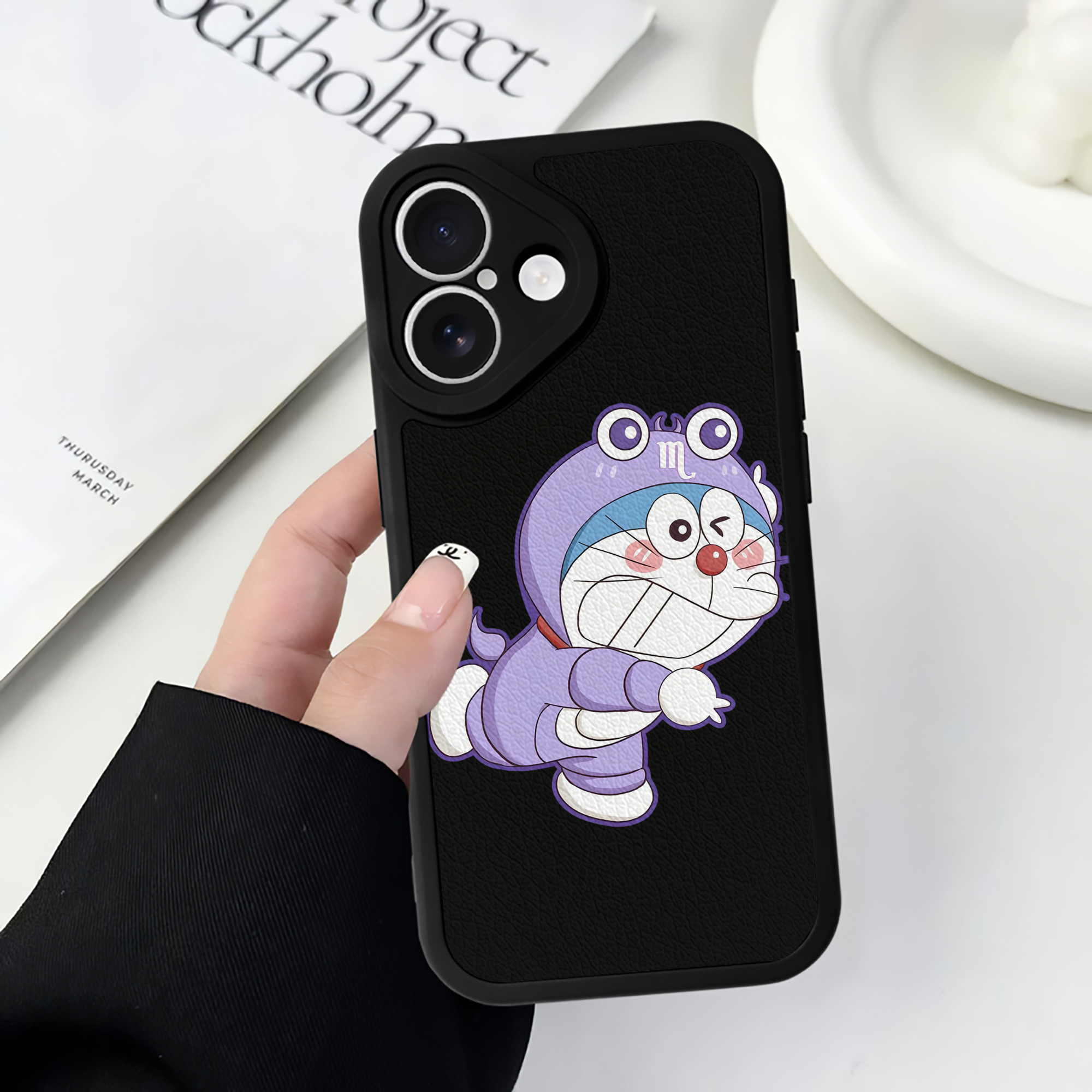 （画像用） ドラえもん Doraemon 【iPhone 16シリーズ対応】シリコンスマホケース（レザー調） 材質：シリコン
